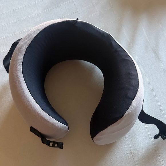 Cushion Lab Cloud Cradle Travel pillow, Lunar Gray. Medium size. - Picture 3 of 5